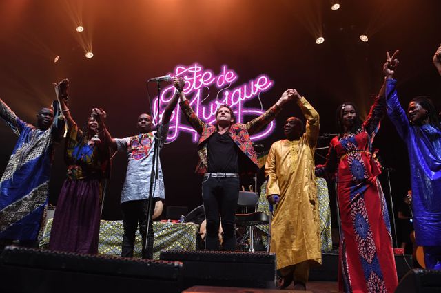 M et les musiciens de Lamomali sur la scène de l'Olympia lors de la fête de la musique 2017
