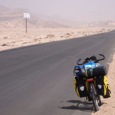 Le vélo de Raphaël Krafft au milieu du désert du Sinaï, avril 2008