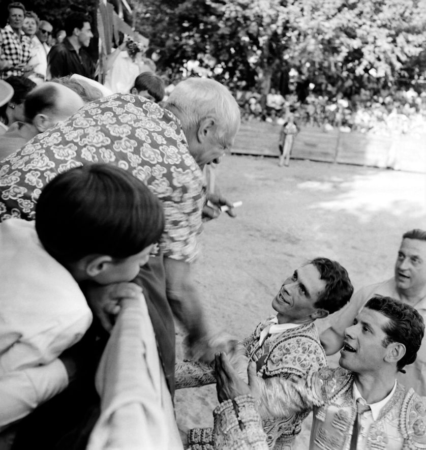 Pablo Picasso serre la main des torero Jose Montero and Luis Marca. Vallauris, août 1954