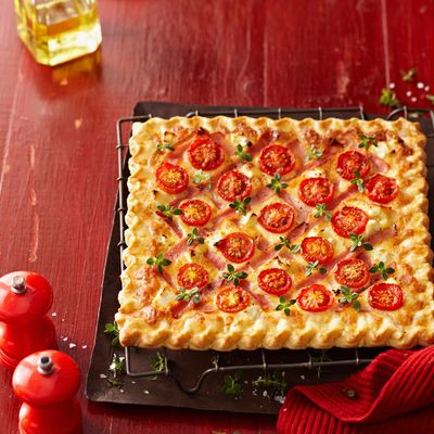 Pizza carrée avec tomates et herbes
