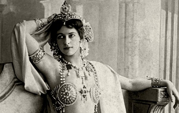 Engagée par les services de renseignement français pendant la Première guerre mondiale, la danseuse et courtisane Mata Hari est accusée d'espionnage en faveur de l'Allemagne et est fusillée en 1917.