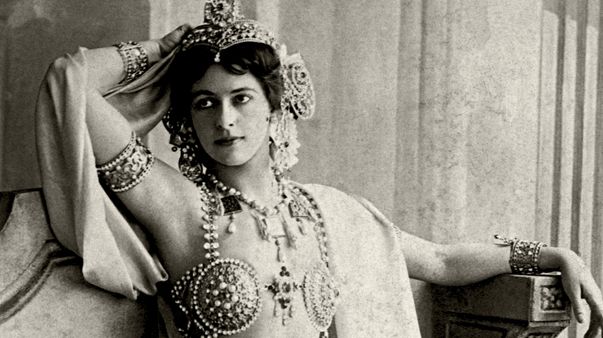 Engagée par les services de renseignement français pendant la Première guerre mondiale, la danseuse et courtisane Mata Hari est accusée d'espionnage en faveur de l'Allemagne et est fusillée en 1917.