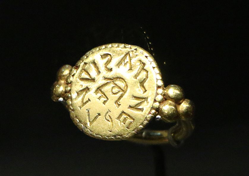 Ce qu’exposer veut dire. Exposer l’archéologie : vestiges mérovingiens. Bague d'Arégonde, épouse de Clotaire 1er entre 525 et 527.