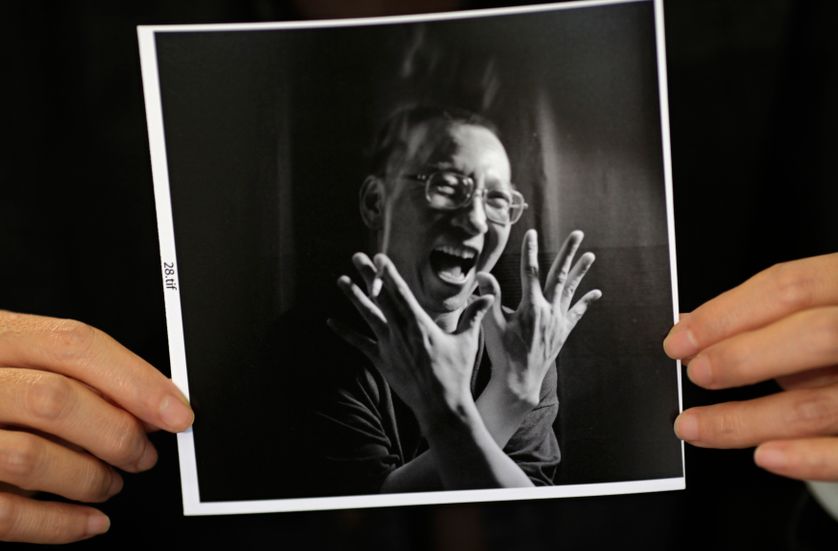 Photo du dissident chinois Liu Xiaobo tenue par sa femme le 3 octobre 2010 à Beijing