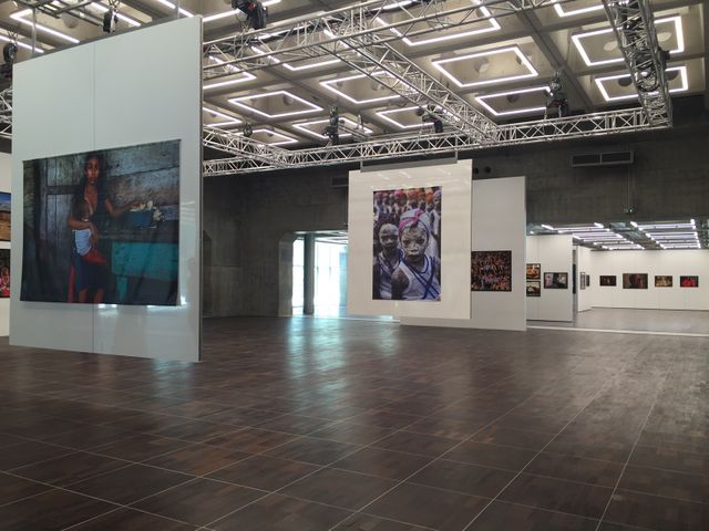 Les espaces intérieurs accueillent une exposition de photojournalisme