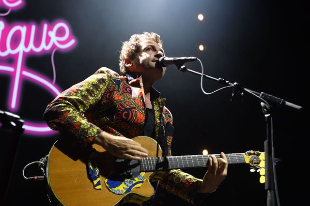 M interprête avec son groupe de musiciens son dernier album, "Lamomali", sur la scène de l'Olympia le 21 juin 2017