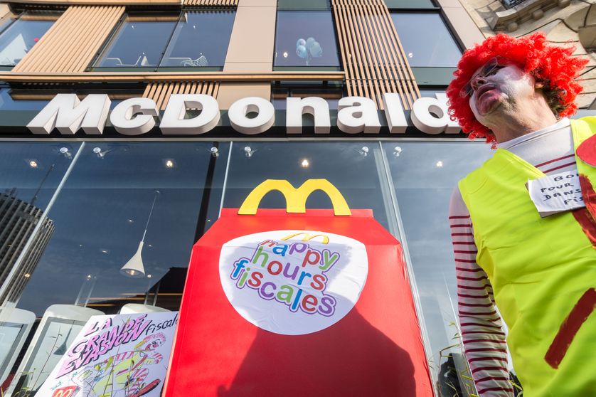 Action de blocage devant un Mac Donald's de Paris 16ème en avril 2017 par ATTAC et la CGT pour dénoncer l'optimisation fiscale pratiquée par la chaine de restauration américaine