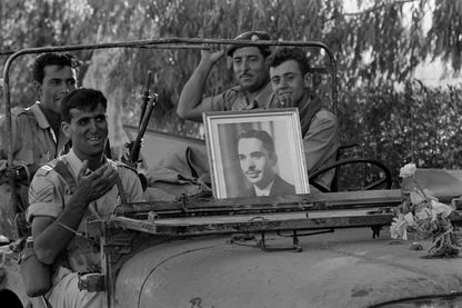 Soldats jordaniens pendant la guerre des Six jours dans une jeep avec un portrait d'Hussein de Jordanie Soldats jordaniens pendant la guerre des Six jours dans une jeep avec un portrait d'Hussein de Jordanie