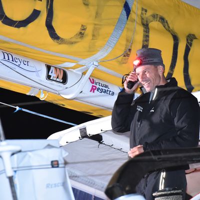 Légende : Sébastien Destremau, dernier skipper à boucler le Vendée Globe - Les Sables-d'Olonne, 10 mars 2017