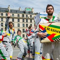 Des étudiants du programme Erasmus lors d’une manifestation pour promouvoir les échanges universitaires, à Paris, en mai 2014.