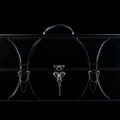 Betony Vernon, Coffret et accessoires érotiques The Boudoir Box (fermé), 1999-2000 Argent massif, cuir, plumes 69 x 33 x 19 cm Collection de l’artiste