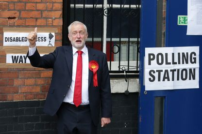 Le leader britannique du Parti travailliste, Jeremy Corbyn, arrive à un bureau de vote pour voter dans le nord de Londres le 8 juin 2017 Le leader britannique du Parti travailliste, Jeremy Corbyn, arrive à un bureau de vote pour voter dans le nord de Londres le 8 juin 2017
