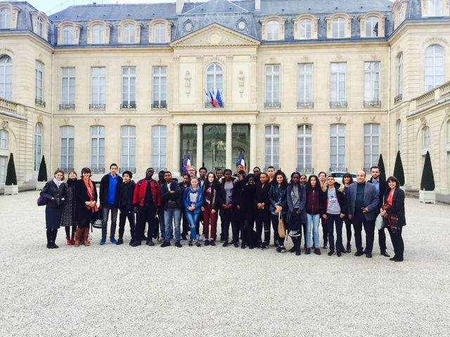 Toute la classe dans la cour de l'Elysée, avec les professeures et les journalistes.