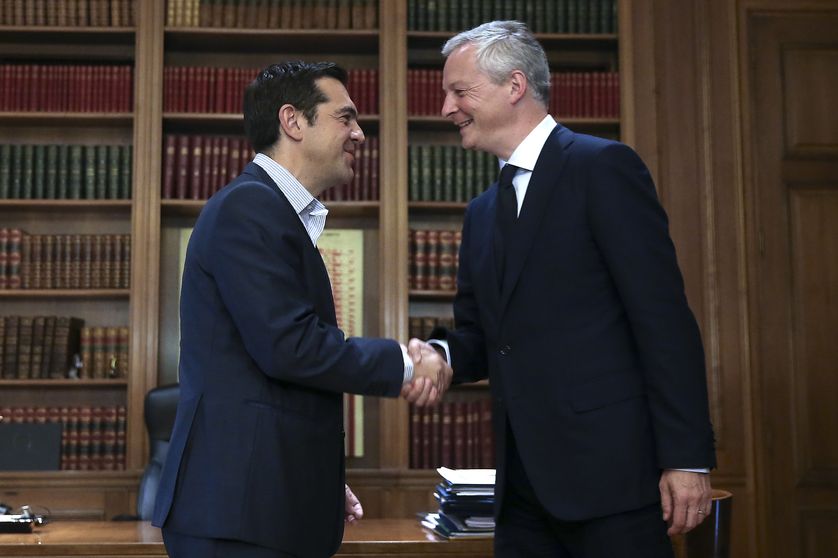 Le ministre de l'économie français propose une solution qui a les faveurs de la Grèce (et avait déjà été proposé par la Grèce en 2015). Ici avec Alexis Tsipras le 12 juin 2017.