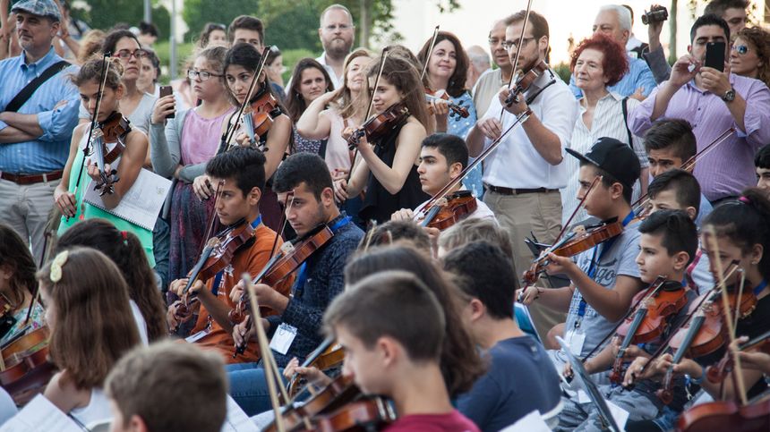 Grecs et migrants à l'unisson avec leurs violons