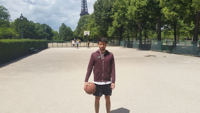 Charles, serveur dans un bar du XXe arrondissement, fan de basket.