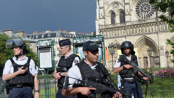 Des policiers français sur le site d'une attaque près de l'entrée de la cathédrale Notre-Dame à Paris le 6 juin 2017. ©AFP - BERTRAND GUAY