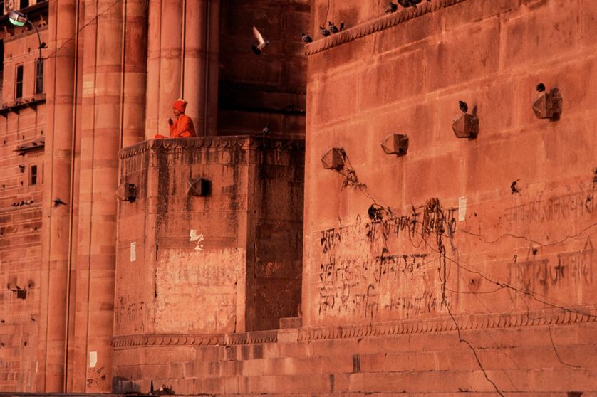 Un samnyāsin méditant en regardant le Ganges à Benares