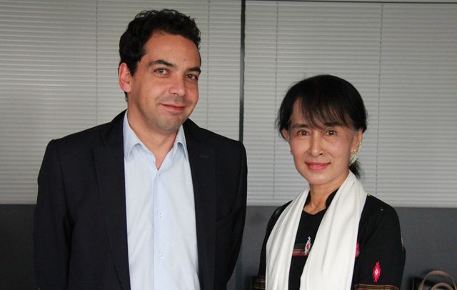 Patrick Cohen et Aung San Suu Ky (juin 2012)