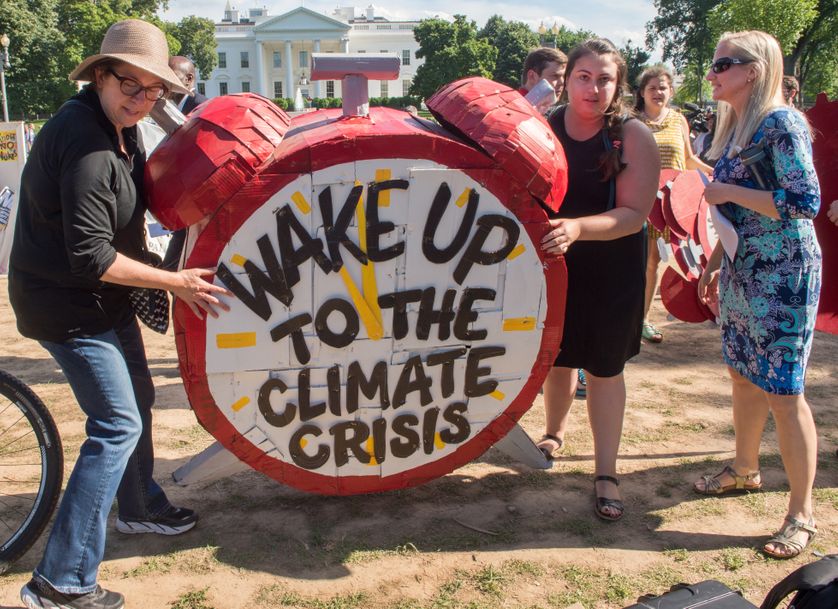 Des manifestants devant la Maison blanche, à Washington, jeudi 1er juin 2017