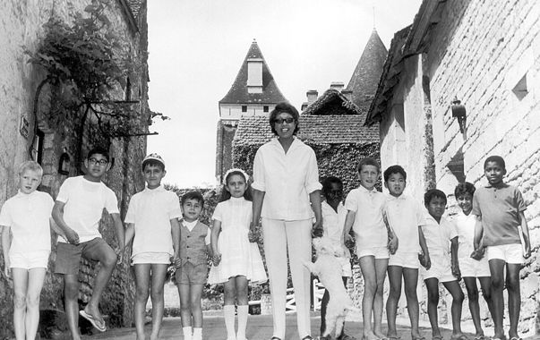 Joséphine Baker et ses enfants, dans sa propriété des Milandes, en Dordogne.
