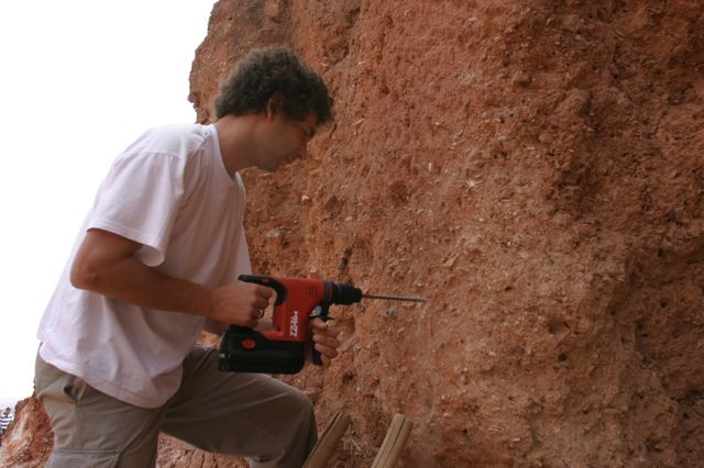 Le docteur Daniel Richter à Jebel Irhoud foreune trou pour mesurer avec les dosimètres la radioactivité des sédiments pendant toute une année.