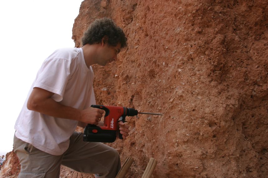 Le docteur Daniel Richter à Jebel Irhoud foreune trou pour mesurer avec les dosimètres la radioactivité des sédiments pendant toute une année.