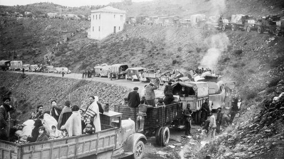 Réfugiés espagnols fuyant le Franquisme en direction de la frontière française à Cerbère dans les Pyrénées Orientales, 1939 ©Getty - Bettmann