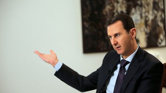 Le président syrien Bashar al-Assad écoute une question lors d'un entretien exclusif avec l'AFP dans la capitale Damas le 11 février 2016. ©AFP - JOSEPH EID