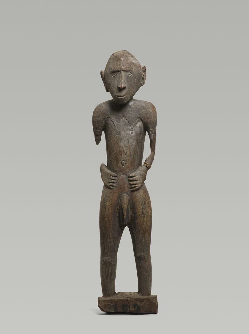 Figure d'homme, probablement fin 19e - début 20e siècle, Bois, fibres végétales, 97 x 24 x 18,5 cm, Sentani, Asie