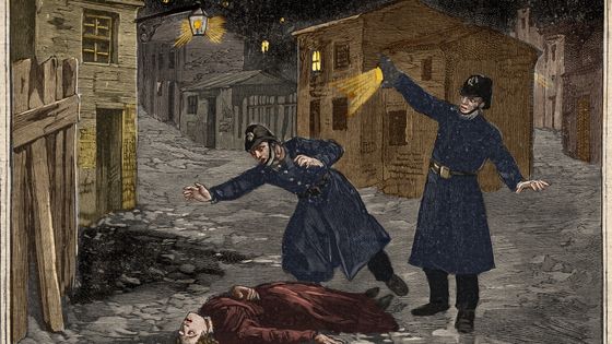 Crime de Whitechapel à Londres en 1888, affaire Jack l'Eventreur ( Jack the ripper) : découverte d'une victime par deux policiers a Whitechapel, illustration de Clair Guyot dans le "Le Petit Parisien" de 1891 ©AFP - ©Bianchetti/Leemage