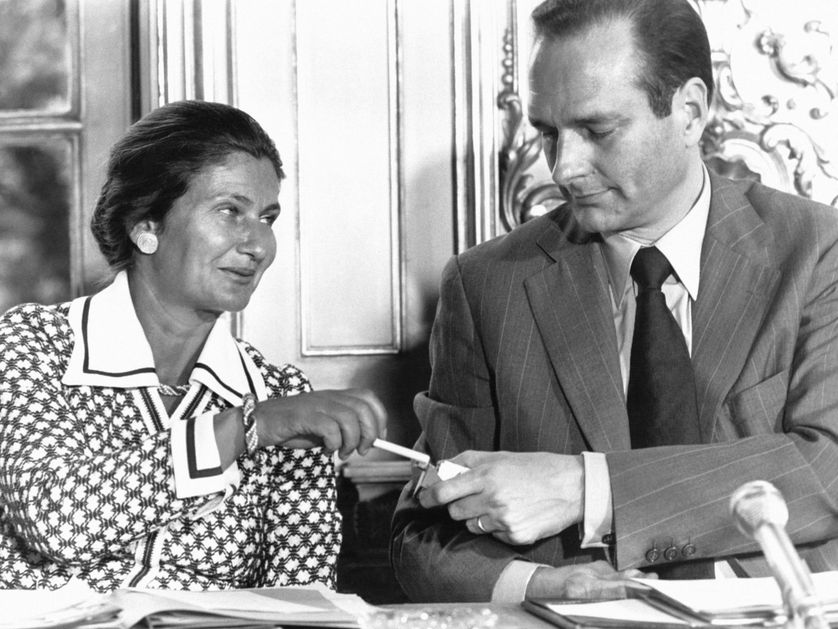 Simone Veil avec Jacques Chirac en 1974, lors d'une conférence de presse