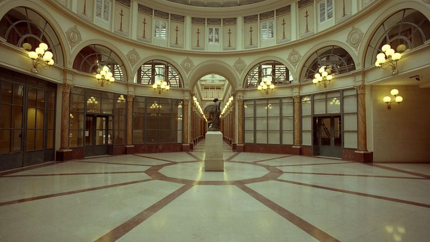 Le métier de conservateur. L’institut national du patrimoine : une spécificité française. Vue de la Galerie Colbert
