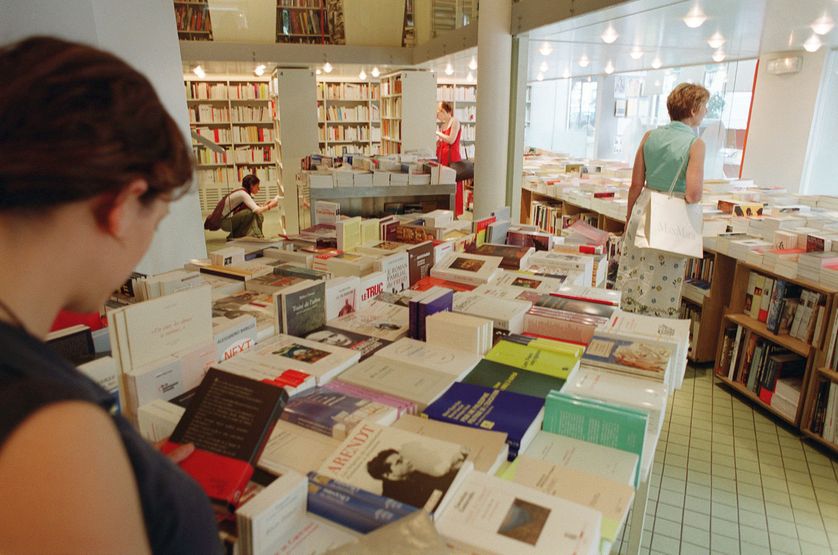 Des clientes regardent des livres, le 18 juin 2002 à l'intérieur de la librairie La Hune à Paris.