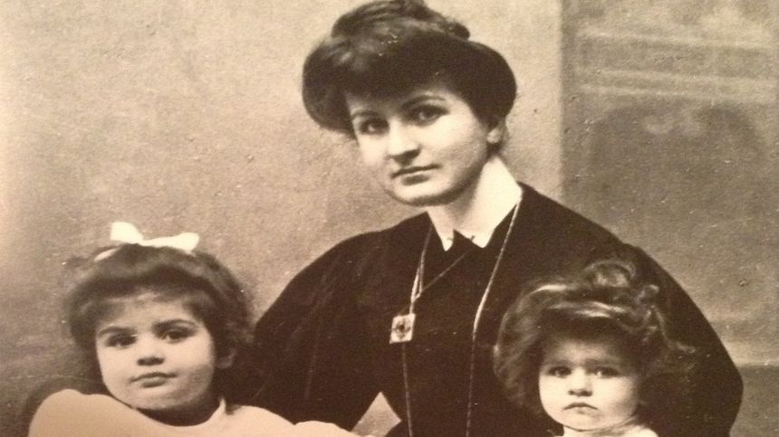 Alma avec Maria et Anna, les deux filles qu’elle a eu avec Gustav Mahler vers 1905-6