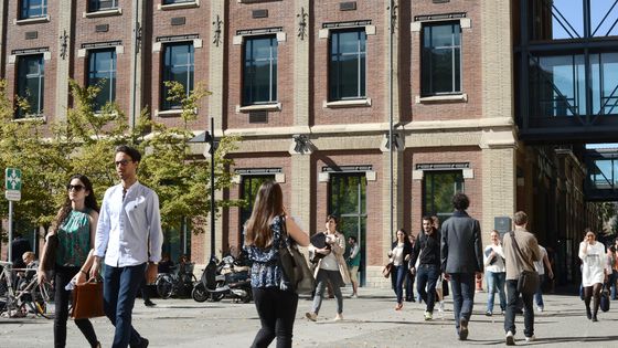 Etudiants devant le bâtiment de TSE - Toulouse School of Ecnonomics ©AFP - REMY GABALDA / AFP