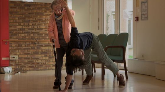 Thierry Thieu Niang et Blanche dans le film "Une jeune fille de 90 ans"