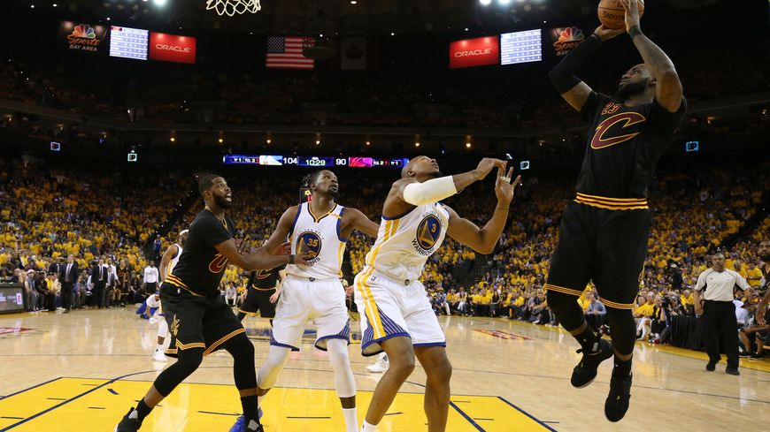 "LeBron james (Cleveland) à droite, shoote pour un tir à deux points lors du deuxième match des finales contre les Golden State Warriors, le 4 juin 2017"