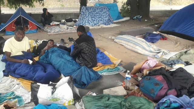 Les migrants s'entassent dehors Porte de la Chapelle à Paris