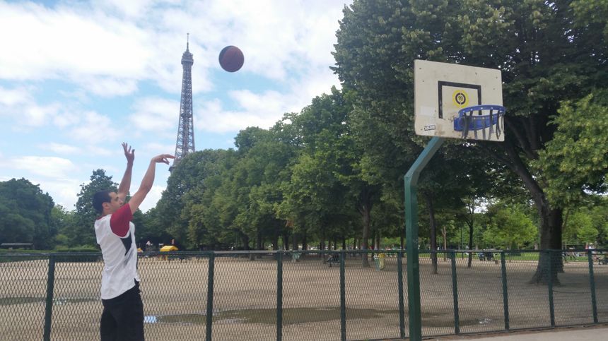 Pierre affine son shoot en regardant la NBA.