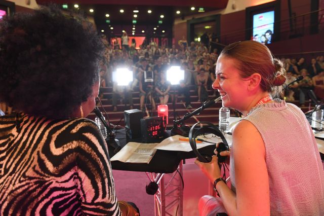 Oumou Sangaré et Charline Vanhoenacker en direct sur la scène de l'Olympia