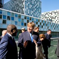 Sidiki Kaba, président de l'ASP, Willem-Alexander, roi des Pays-Bas, et Sylvia Fernández de Gurmendi, présidente de la CPI, réunis lors de l'inauguration du nouveau siège de la Cour pénale internationale dans la capitale néerlandaise