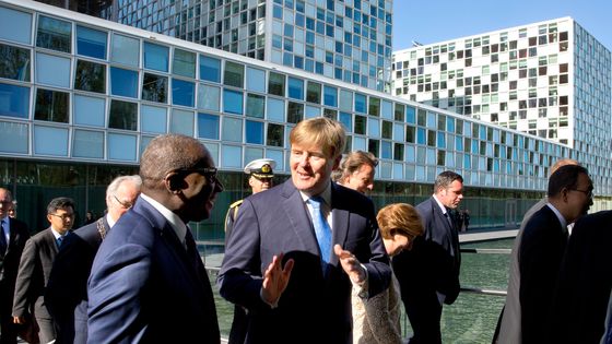 Sidiki Kaba, président de l'ASP, Willem-Alexander, roi des Pays-Bas, et Sylvia Fernández de Gurmendi, présidente de la CPI, réunis lors de l'inauguration du nouveau siège de la Cour pénale internationale dans la capitale néerlandaise ©AFP - Rpe / Albert Nieboer / DPA