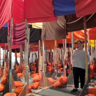 L'artiste britannique Phyllida Barlow dans son installation "100 flags" dans l'espace Unlimited : les drapeaux sans explication ni référence sont si rapprochés que les visiteurs peinent à se déplacer parmi eux. 12 juin 2017.