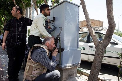 Les membres des forces iraniennes en embuscade alors que le parlement iranien est attaqué par le groupe Etat Islamique au centre de Téhéran Les membres des forces iraniennes en embuscade alors que le parlement iranien est attaqué par le groupe Etat Islamique au centre de Téhéran