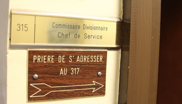 Le bureau du commissaire c'est par là -->
