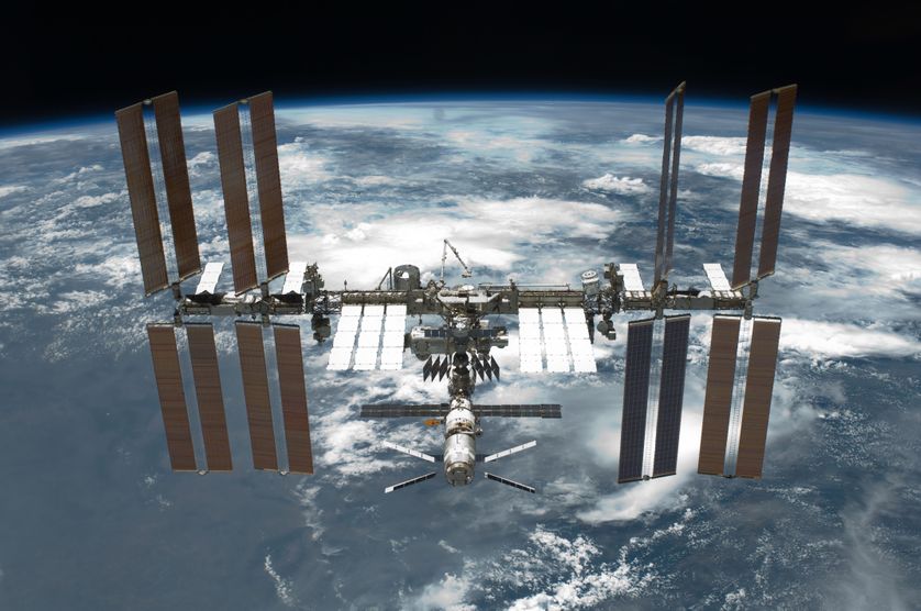 La station se déplace autour de la Terre sur une orbite basse à une altitude comprise entre 360 et 400 kilomètres et fait le tour de notre planète en 90 minutes. Sa vitesse moyenne est de 27 600 km/h (soit 7,66 km/s)