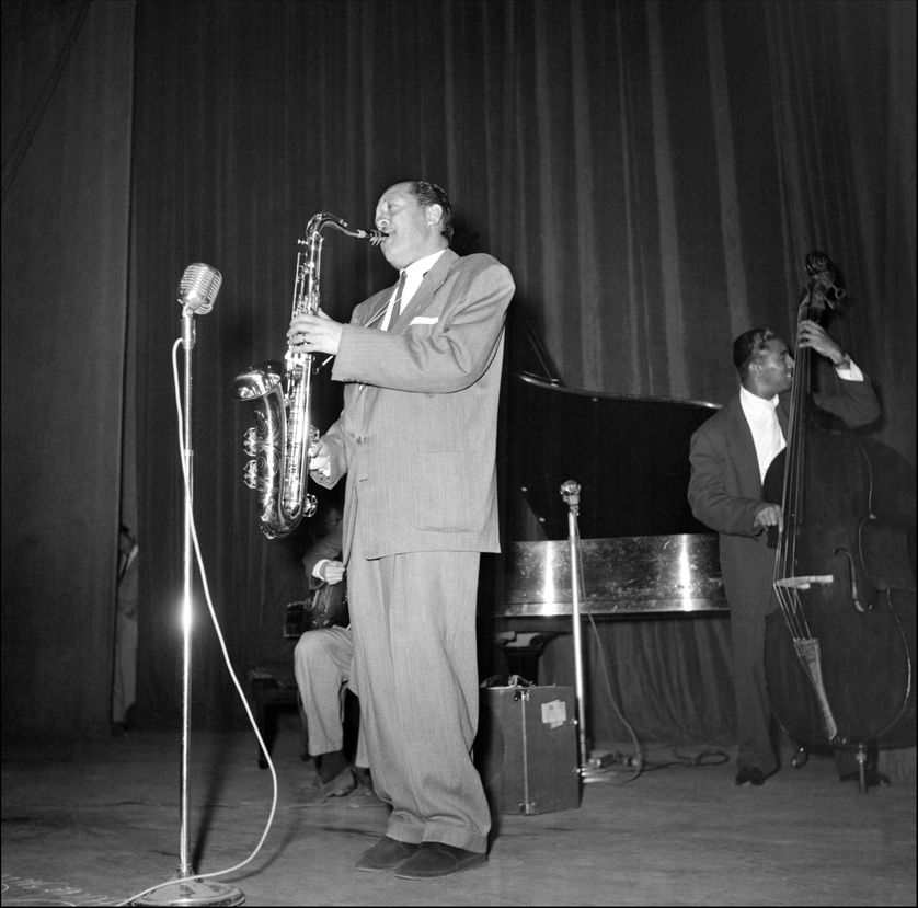 Photo non datée du saxophoniste ténor américain Lester Young . Surnommé "Prez", il a créé un style d'improvisation qui a jeté la plupart des bases formant la structure du solo dans le jazz moderne.