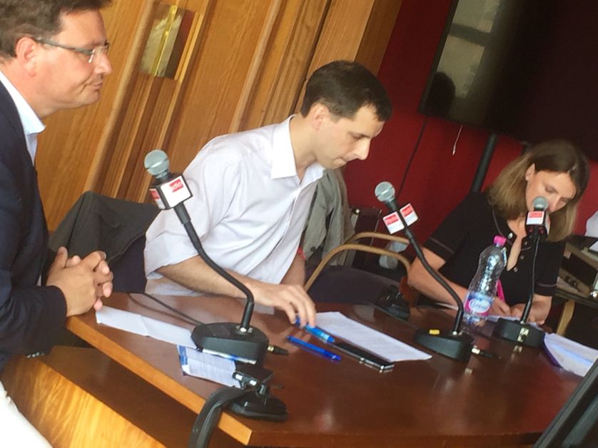 Philippe Gosselin (LR) face à Benoîte Nouet (EM)