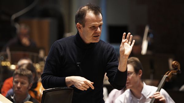 François-Xavier Roth, directeur musical de l'orchestre Les Siècles